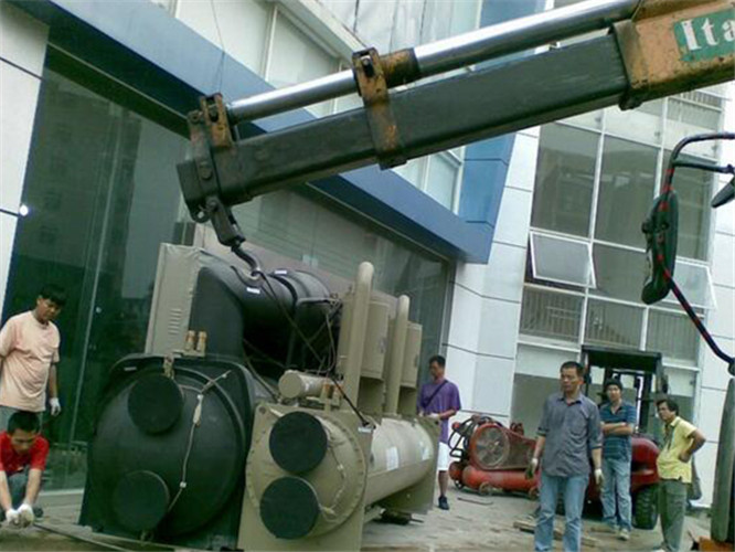 烟台市随车吊和汽车吊的核心区别是什么？哪种更省钱？